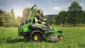 The pros and cons of a zero-turn mower 4